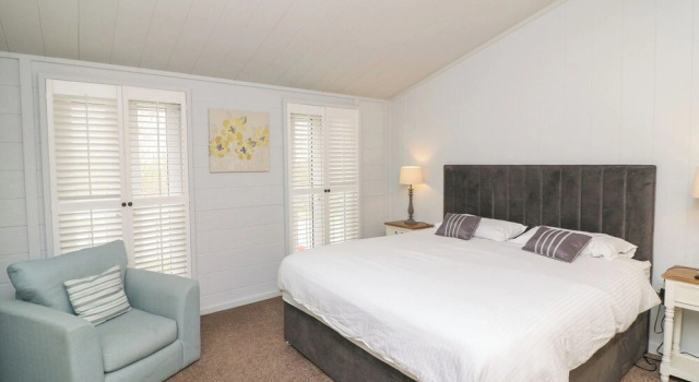 Indulgence Fishing Lodge With Private Hot Tub