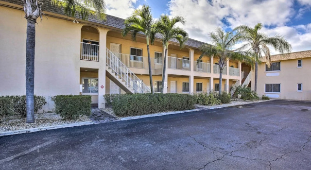 Walk to Beach & Dining: Sunny St Pete Condo!