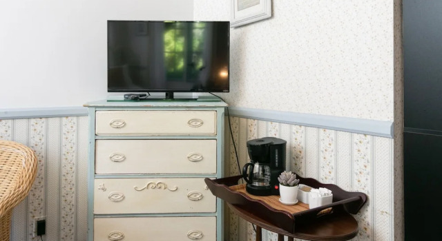 Charming Studio - 1 Block to Gorgeous East Beach! Hotel Room