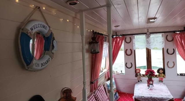 Pretty & Cosy Boat in Stunning Valley View, Wales