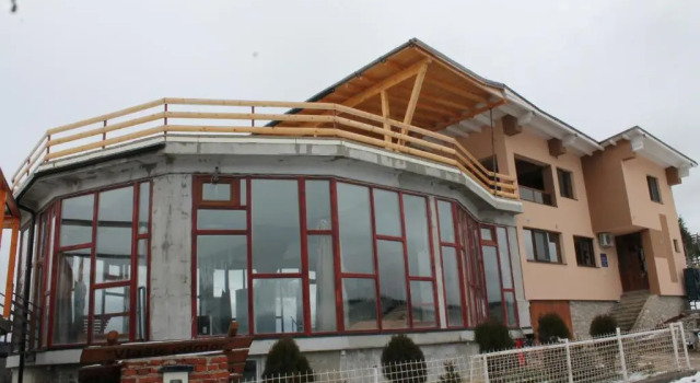 Vlasic Odmor - Villa Wellnes & spa, Забронировать Курортный отель Отели Власич с парковкой, Парковка