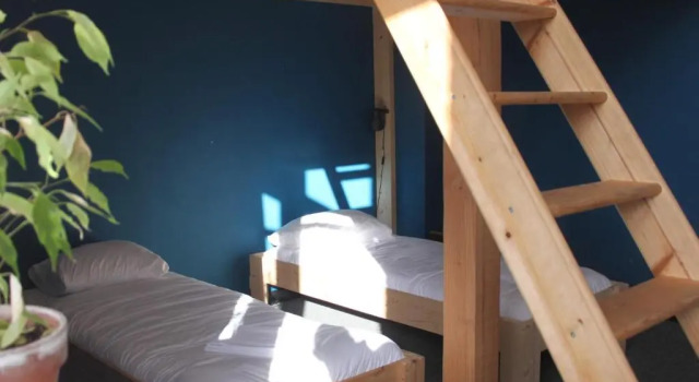 Кровать в общем номере Hostel Roots