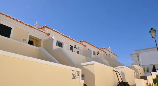 Casa Silwa - Chic 2BR Townhouse Duplex, 5min to Beach & Pool, Prenota Hotel Hotel a Ferragudo con parcheggio, Parcheggio