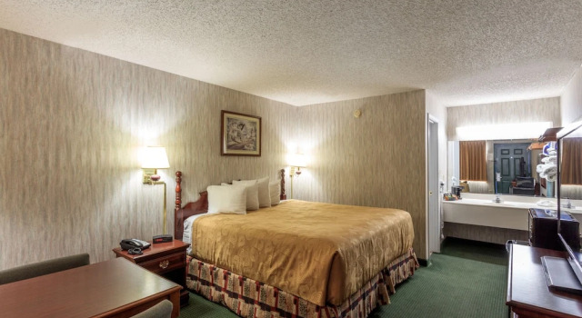 Номер Deluxe Angel Inn Near IMAX, a Travelodge by Wyndham