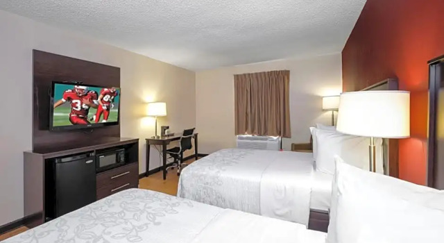 Четырёхместный люкс Red Roof Inn PLUS+ & Suites Opelika