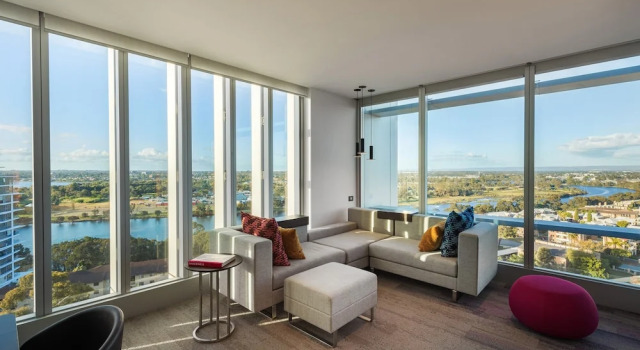 Suite 1 dormitorio con vista al río Aloft Perth