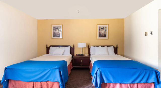 Четырёхместный номер Standard The Mclure Hotel & Conference Center