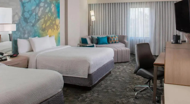 Четырёхместный номер Standard с балконом и с видом на бассейн Courtyard, Lake Buena Vista, Orlando Marriott Village