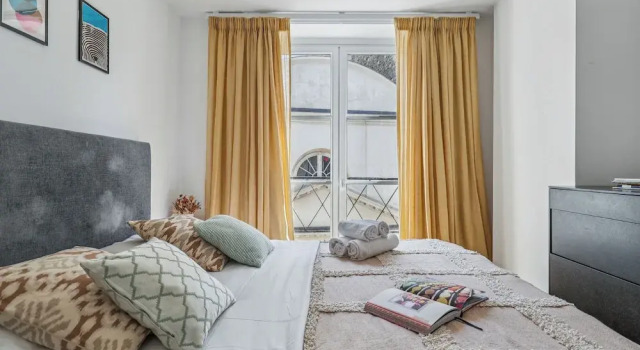 Chic 1BR Near Louvre & Musee d Orsay, Забронировать Апартаменты/квартира Париж Иль-де-Франс, рядом с Станция метро Solférino