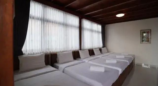 Cama en dormitorio compartido (dormitorio compartido masculino) con vista a la montaña Villa Top View