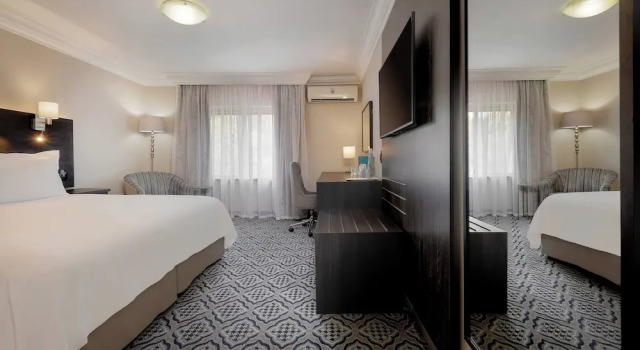Двухместный номер с балконом и с видом на сад Protea Hotel by Marriott Johannesburg Balalaika Sandton