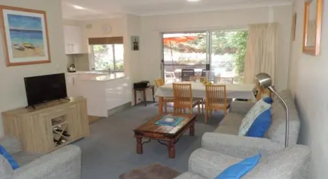 3 'Adriana' 83 Ronald Avenue - Unit With A Backyard