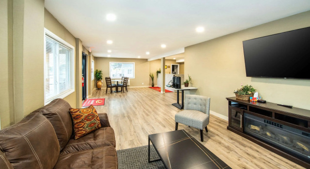 Econo Lodge Inn & Suites