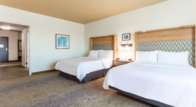 Четырёхместный люкс Holiday Inn & Suites Cedar Falls-Waterloo Event Ctr by IHG