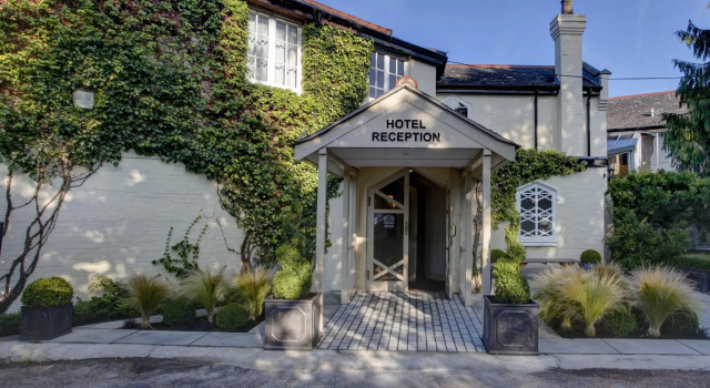 Кровать в общем номере Ivy Hill Hotel, BW Signature Collection