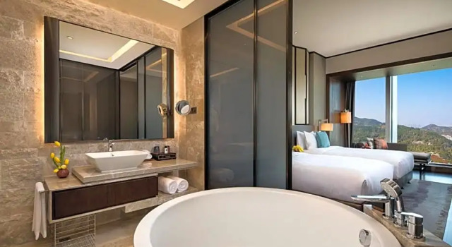 Четырёхместный номер Standard с видом на горы HUALUXE Xiamen Haicang Habour View