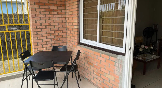 3 Bed House - Sleeps 4 - Parking - Enclosed Garden, Book Vacation Home Hotels in Paramaribo with Parking, Parking