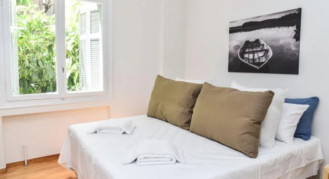 Warm and Cozy Apartment in Athens, Забронировать Апартаменты/квартира Отели Афины с парковкой, рядом с Театр Каролос Коун "Театрон технис", Парковка