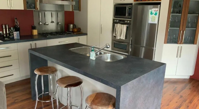 Коттедж Large stand alone home with two living areas.