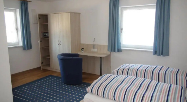 Am Badezentrum Ferienwohnungen, Varaa Hotelli Hotellit Chiemgau pysäköinnillä, Pysäköinti