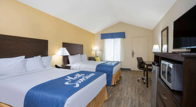 Четырёхместный номер Standard Days Inn by Wyndham Lake City