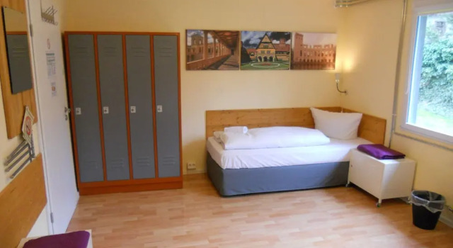 Cama en dormitorio compartido (dormitorio compartido femenino) con vista al jardín Quartier Hostel Potsdam