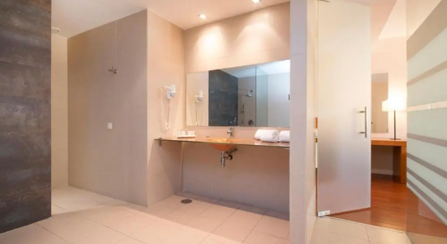 Четырёхместный номер Standard Hotel Granada Palace, Affiliated by Melia