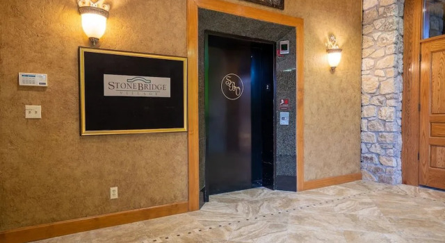 The Hogue Penthouse Unwind and Relax, Забронировать Гостевой дом Отели Table Rock Lake с парковкой, Парковка