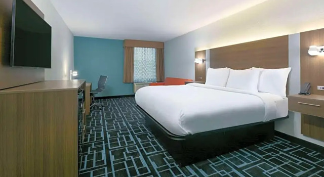 Люкс Отель Baymont by Wyndham East Ridge