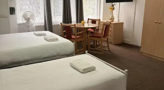 Люкс Deluxe Ground-Floor Family Studio Apartment with Double and Single Beds – Free Parking