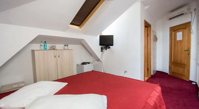 Hotel Tudor, Забронировать Отель Отели Плоешти с парковкой, Парковка