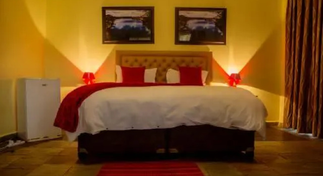 Tiffanys Canyon Lodge, Buchen Sie Hotel Shimabala Kafue