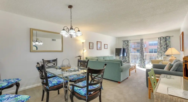 Апартаменты Central Cocoa Beach Condo w/ View, Steps to Beach!