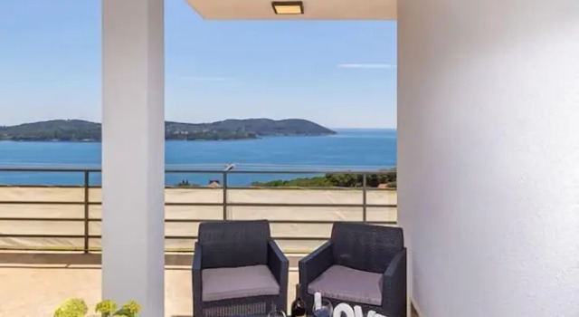 Апартаменты c 1 комнатой с балконом и с видом на море Apartmani D & J with Heated Pool & Stunning Sea View