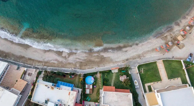 Коттедж Beach front apartment with swimming pool