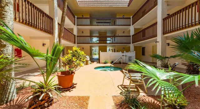 Just Beachy~ocean View~2nd Fl 2 Bedroom Condo by RedAwning, Rezerwuj Apartament Hotele w Saint Augustine Area z parkingiem, Parking