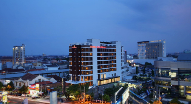 Bett im Wohnheim Grandhika Hotel Semarang