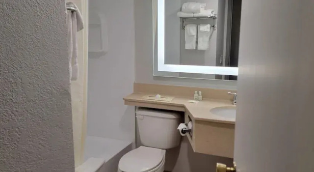 Vierer Suite Suburban Studios, Kearney