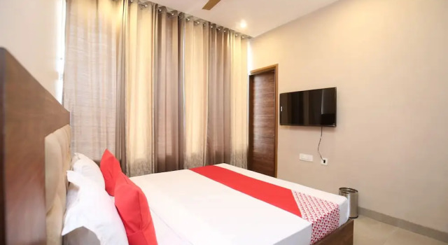 OYO 27743 Hotel Platina, Book Hotel Mubārikpur Punjab