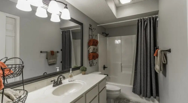 Updated 2 Bedroom , Penthouse Condo, Central Location, 2 Pools , Hot Tub, WIFI:( Foothills A-20 )