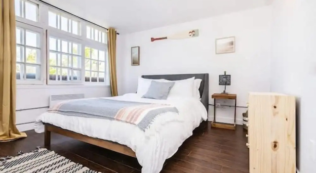 Modern Meets Rustic - 2 Bdrm Old Quebec, Забронировать Отель Квебек Quebec city and area, рядом с Place d Youville