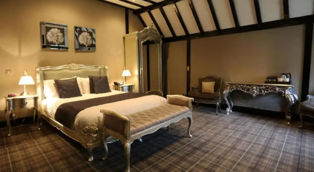 Двухместный люкс c 1 комнатой voco Lythe Hill Hotel & Spa by IHG