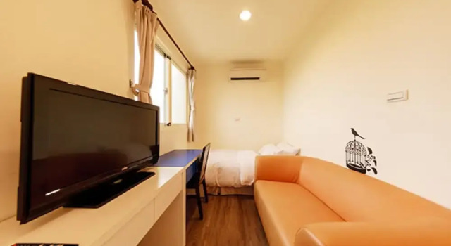 Standard Triple Family room Backpacker B&B