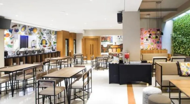 Кровать в общем номере Yellow Star Ambarukmo Hotel