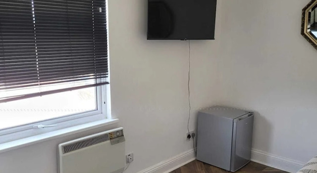 Lovely Double Room in a Flat, Book Hotel Greenhithe England