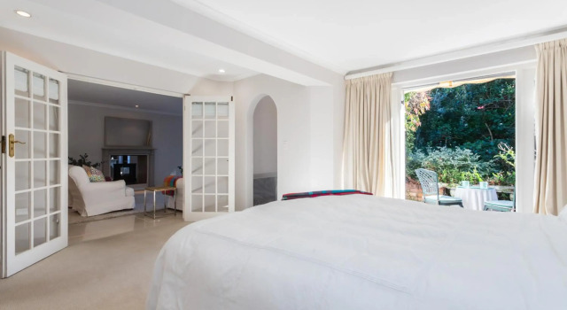 Honey Bird Lodge, Забронировать Отель Отели и гостиницы Константия, рядом с Constantia Village, Отель