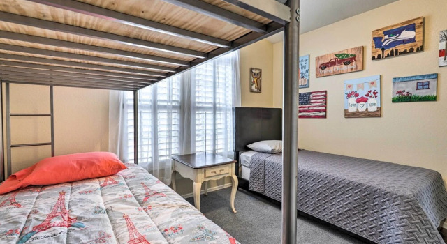 Коттедж 5 Mi to Golf Courses: Bbq-ready Surprise Home