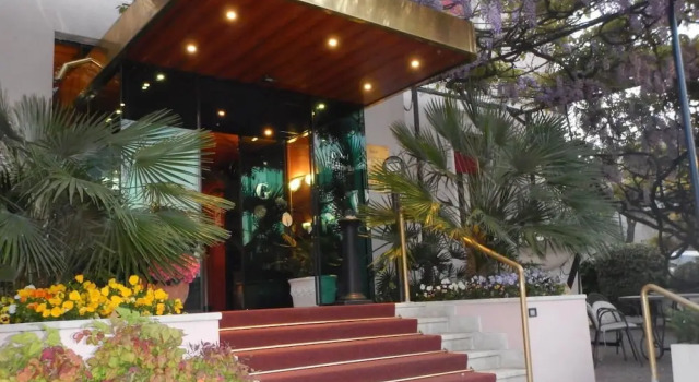 Hotel Giardinetto, Забронировать Отель Отели в центре Дезенцано-дель-Гарды с завтраком, отели в центре Дезенцано-дель-Гарды с завтраком