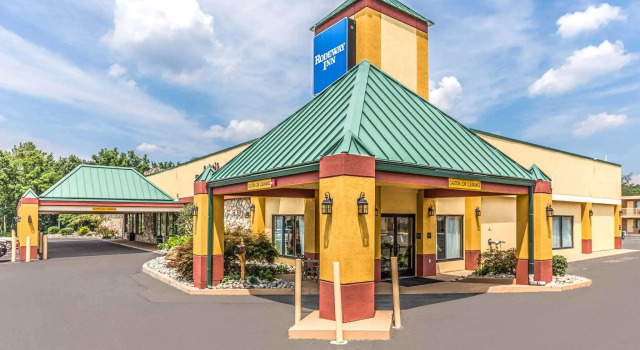 Кровать в общем номере Knights Inn Montgomeryville