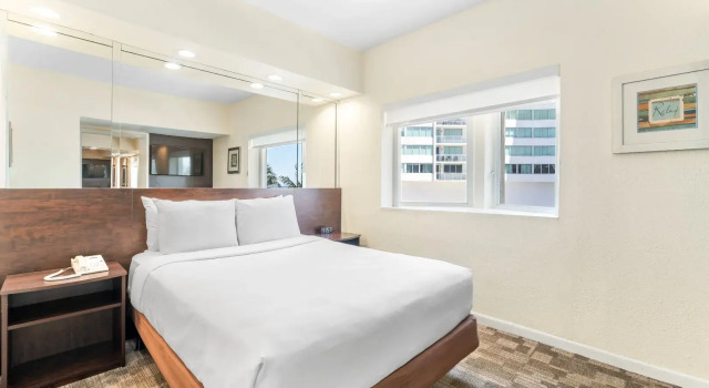 Двухместный люкс Crystal Beach Suites Miami Oceanfront Hotel